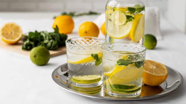 चिया सीड्स अपने आप में बहुत सारा पानी सोख ले जाता है. चिया सीड्स खाते वक्त ढेर सारा पानी पीना बेहद जरूरी है इससे डिहाइड्रेशन का खतरा कम होता है. पानी इसलिए भी पीना चाहिए ताकि यह गले में फंसे नहीं.