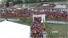 एमपी: हाथरस की घटना से नहीं लिया सबक! यहां कीचड़ में गिरकर भी कथा सुनने पहुंच रहे लोग