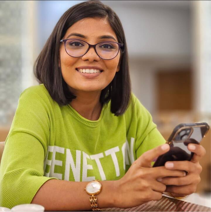 नेहा की पढ़ाई-लिखाई की बात करें तो उनकी शुरूआती पढ़ाई सरकारी स्कूल से हुई है. आगे की पढ़ाई उन्होंने कानपुर यूनिवर्सिटी से किया है.