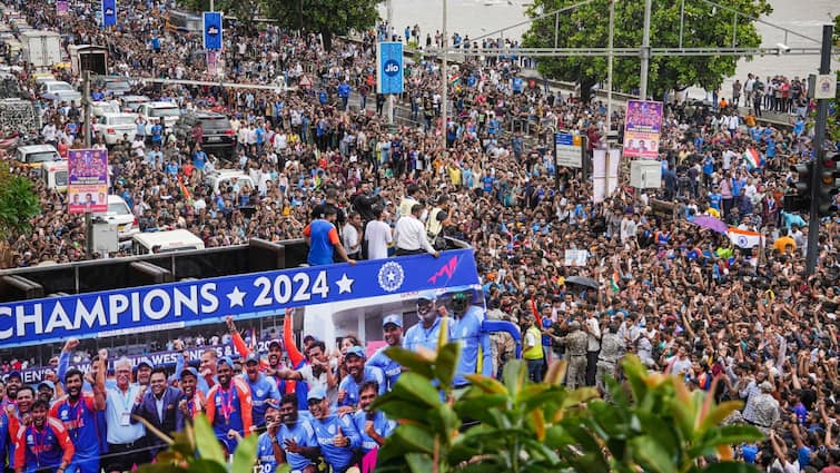 Maharashtra News 70 Mobiles missing at Marine Drive Mumbai to watch Team India मरीन ड्राइव पर टीम इंडिया को देखने आए 70 लोगों के मोबाइल गायब, 11 को ले जाना पड़ा अस्पताल