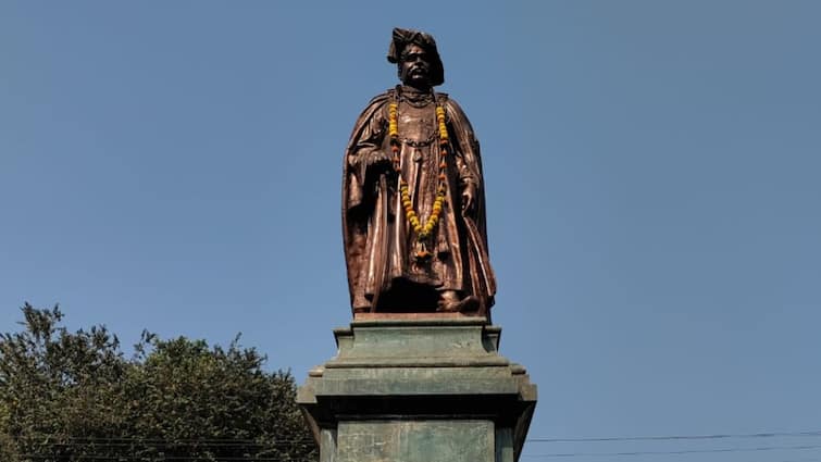 Install a statue of Shahu Maharaj in Maharashtra Sadan similar to the statue in Dussehra Chowk kolhapur What did Ajit Pawar say Rajarshi Shahu Maharaj : दसरा चौकातील पुतळ्यासारखाच शाहू महाराजांचा पुतळा महाराष्ट्र सदनात बसवा; अजित पवार काय म्हणाले?