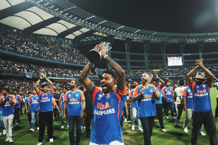 హేళన చేసినవారే పొగిడేలా... చూశారా.. ఐపీఎల్ ట్రోఫీ సాధించకపోయినా ప్రతిష్టాత్మకమైన టీ 20 ప్రపంచకప్నే సాధించాననేలా ముంబై వాంఖడేలోని అభిమానులకు టీ 20 వరల్డ్ కప్ ట్రోఫీని చూపుతున్న ఆల్రౌండర్ హార్దిక్ పాండ్యా