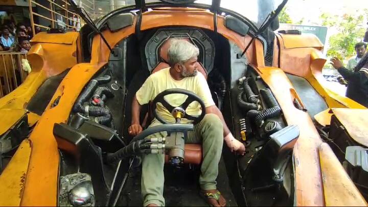 'బుజ్జిని ఇలా స్టార్ట్ చేయాలి' - వాహనం నడుపుతున్న థియేటర్ యజమాని, సందడి చేసిన అభిమానులు