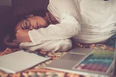 Swapna Shatra: સપનામાં મૃત માતા-પિતા જોવા મળે તો તેનો શું મતલબ થાય છે, શું તેની અવગણના કરવી જોઈએ?