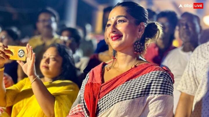 इससे पहले बारानगर से उपचुनाव में नवनिर्वाचित टीएमसी विधायक सायंतिका बनर्जी जब अंबेडकर की मूर्ति के नीचे बैठकर धरना दे रही थी. उस दौरान सायंतिका बनर्जी ने कहा था कि हम राज्यपाल और उनकी कुर्सी और संविधान का सम्मान करते हैं, लेकिन वह हमें सम्मान नहीं दे रहे हैं और संविधान के अनुसार काम नहीं कर रहे हैं.