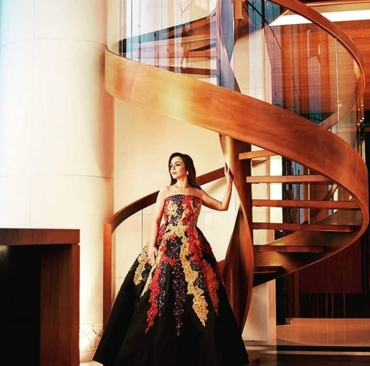 नीता अंबानी ने अपने इस आशियान के डिजाइन में दो थीम - सूर्य और कमल का यूज किया है. इसके अलावा बेज, क्रीम और फूडन वर्क घर का क्लासी लुक देते हैं.