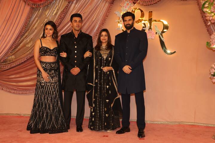 Ranbir Kapoor and Alia Bhatt looked dazzling in matching black outfits. Along with them, Shaheen and Aditya Roy Kapur also posed.