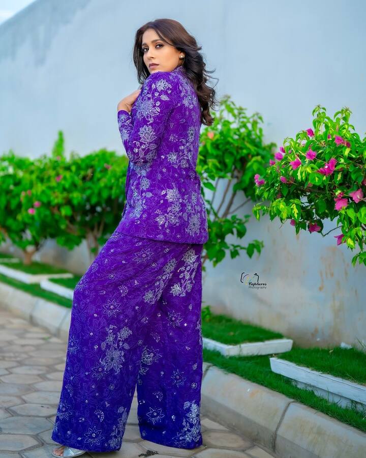 అడపాదడపా సినిమాలు చేస్తూనే ఉంటుంది. ఇప్పుటికే పలు సినిమాల్లో నటించింది ఆకట్టుకుంది. అందం, అభినయంతో అలరించింది. Photo Credit: Rashmi Gautam/Instagram