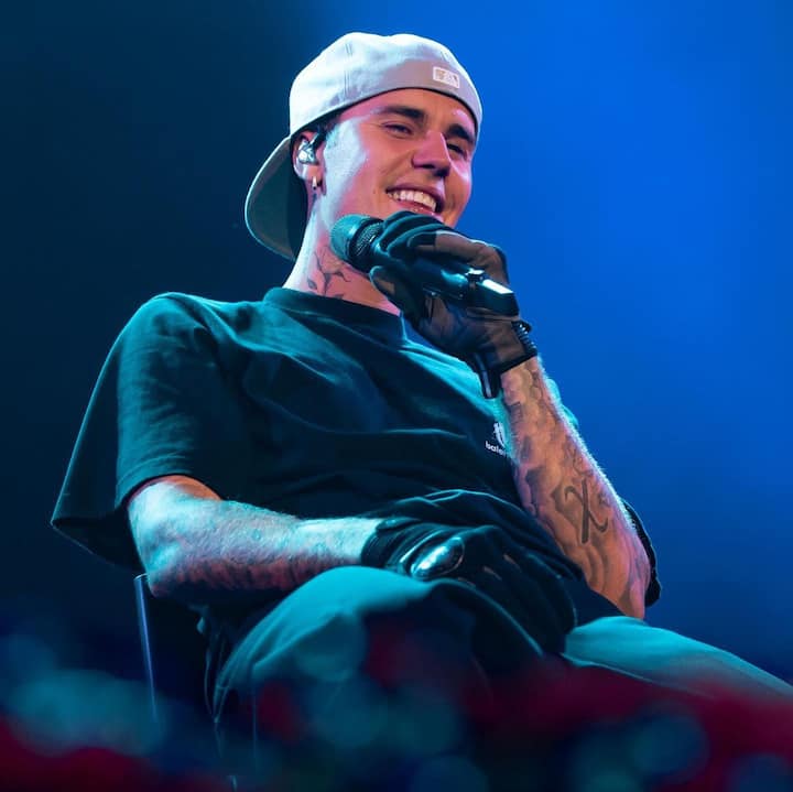 जस्टिन बीबर अपनी सिंगिंग के साथ डेशिंग लुक के लिए भी जाने जाते हैं. सिंगर को असली पहचान ‘बेबी’ से मिली थी. इसके बाद उन्होंने सफलता का वो मुकाम हासिल किया. जहां पहुंचना हर किसी के बस की बात नहीं है.