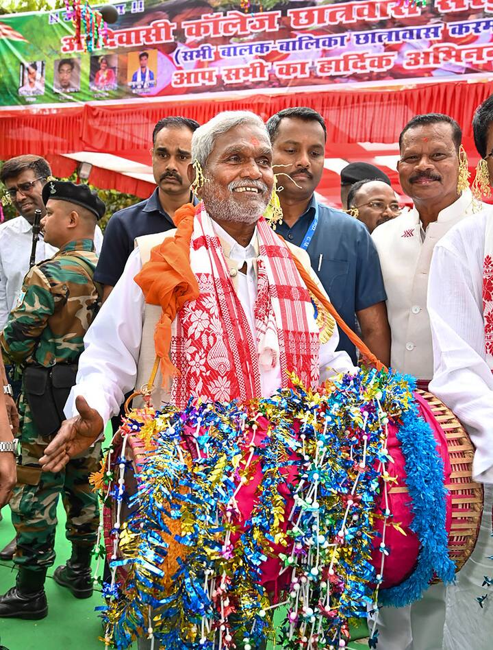यह सब कुछ इतनी तेजी से हुआ कि खुद चंपई सोरेन को समझने का वक्त नहीं मिला कि उन्हें इस तरह कुर्सी से बेदखल कर दिया जाएगा. ऐसा बताया गया कि सीएम की गद्दी छिनने के बाद चंपई सोरेन नाराज हो गए थे.