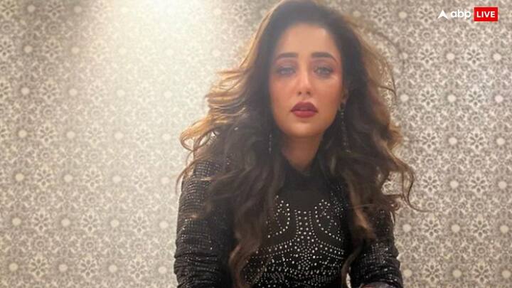 पश्चिम बंगाल में अभिनेत्री से टीएमसी की नवनिर्वाचित विधायक बनीं सायंतिका बनर्जी को विधानसभा स्पीकर बिमान बनर्जी ने शपथ दिलाई. इसके साथ ही पश्चिम बंगाल के राज्यपाल सीवी आनंद बोस और नवनिर्वाचित टीएमसी विधायक के बीच शपथ ग्रहण समारोह की खींचतान का मामला सुलझ गया.