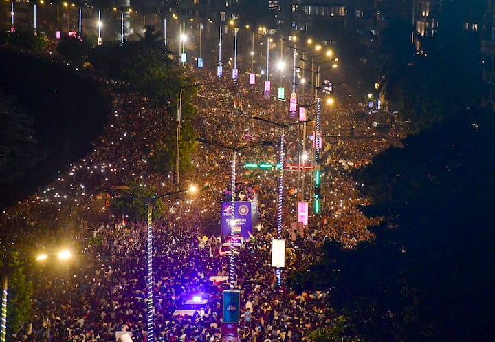 वहीं अगर बात हार्दिक पांड्या की करें तो शायद टी20 विश्व कप में शानदार प्रदर्शन के बाद उन्हें प्रशंसकों की स्वीकृति मिल गई और उन्होंने सबसे पहले ट्रॉफी उठाकर प्रशंसकों को दिखाई. कभी नाराजगी का पात्र रहे मुंबई इंडियंस के कप्तान अब मुंबई में जय-जयकार करने वाले भारतीय बन गए. बड़ौदा के इस खिलाड़ी पर शहर पूरा प्यार बरसाने को तैयार था जिसने मुंबई को अपना घर बना लिया है.