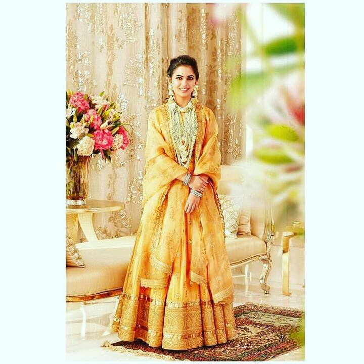 इस आलीशान महल में एक बड़ा सा मंदिर भी है. इसके अलावा एक पर्सनल थिएटर भी है. जिसमें एक साथ 50 लोगों की बैठने की सुविधा है. इसके अलावा घर में एक स्पा, एक आइसक्रीम पार्लर और एक स्नो रुम भी बनाया गया है.