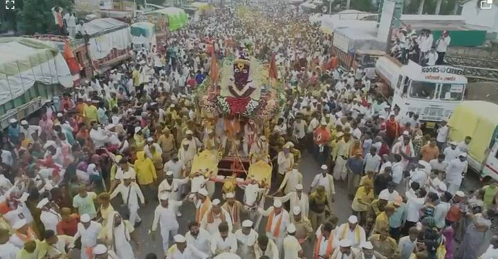 या ठिकाणी महाराजांची पालखीचं आगमन झाल्यानंतर वारकऱ्यांनी भंडारा आणि फुलं उधळून जोरदार स्वागत केलं आहे.