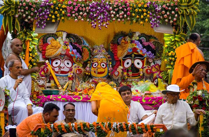 ચોથી દંતકથા અનુસાર, કૃષ્ણની રાણીઓએ માતા રોહિણીને રાસલીલાનો પાઠ કરવા કહ્યું. માતાને લાગે છે કે સુભદ્રાએ ગોપીઓ સાથે કૃષ્ણની રાસલીલા વિશે સાંભળવું જોઈએ નહીં, તેથી તેણી તેને કૃષ્ણ અને બલરામ સાથે રથયાત્રા પર મોકલે છે. એટલામાં જ નારદજી ત્યાં આવે છે અને ત્રણેયને એકસાથે જોઈને ખુશ થઈ જાય છે. ત્રણેયના આવા દર્શન દર વર્ષે થાય એવી પ્રાર્થના કરીએ છીએ. ત્યારથી ત્રણેય જોવા મળે છે.