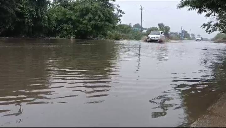 આગામી ચાર દિવસ અમદાવાદમાં હળવાથી મધ્યમ વરસાદની હવામાન વિભાગની આગાહી છે. મંગળવારથી અમદાવાદમાં વરસાદનું જોર વધવાની શક્યતા છે.