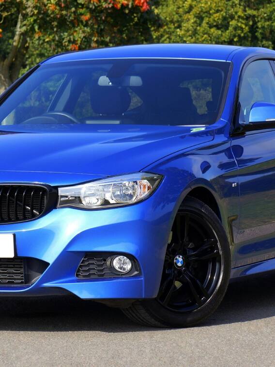 कार के कौन से पहिये इंजन से घूमते हैं?