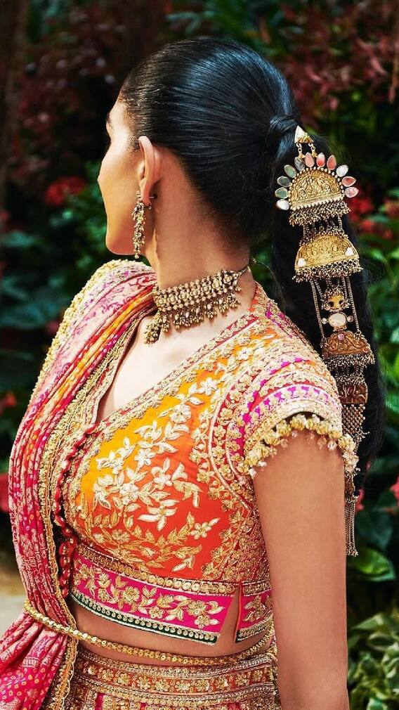 राधिका मर्चंटने परिधान केले आईचे दागिने