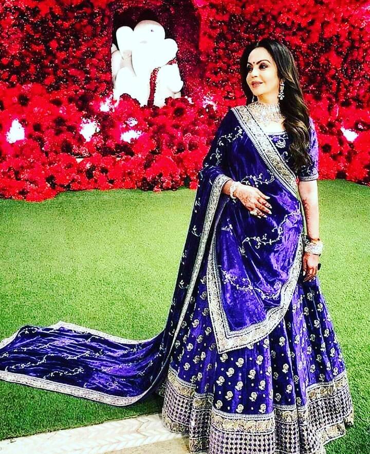 बता दें कि इस घर में मुकेश अंबानी अपनी पत्नी नीता अंबानी दोनों बेटे आकाश और अनंत अंबानी के अलावा बहू श्लोका मेहता के साथ रहते हैं. अब राधिका भी शादी के बाद यही रहने वाली हैं.