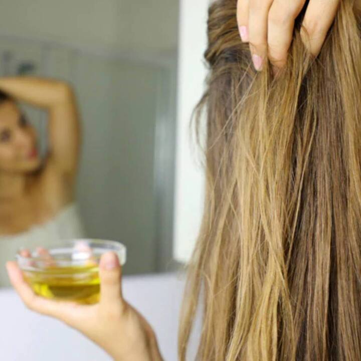 ਪਰ ਅੱਜ ਦਾ ਨੌਜਵਾਨ ਇਸ ਦੇ ਬਿਲਕੁਲ ਉਲਟ ਹੈ। ਜਿੱਥੇ ਇੱਕ ਪਾਸੇ ਲੋਕ ਵਾਲਾਂ ਵਿੱਚ ਤੇਲ ਲਗਾਉਣ ਦੇ ਫਾਇਦਿਆਂ ਦੀ ਗੱਲ ਕਰਦੇ ਹਨ ਤਾਂ ਦੂਜੇ ਪਾਸੇ ਜ਼ਿਆਦਾਤਰ ਲੋਕ ਵਾਲਾਂ ਵਿੱਚ ਤੇਲ ਲਗਾਉਣਾ ਬਿਲਕੁਲ ਵੀ ਪਸੰਦ ਨਹੀਂ ਕਰਦੇ। ਵਾਲਾਂ ਵਿੱਚ ਤੇਲ ਲਗਾਉਣਾ ਇੱਕ ਸ਼ਾਨਦਾਰ ਵਾਲਾਂ ਦੀ ਦੇਖਭਾਲ ਦਾ ਰੁਟੀਨ ਹੈ। ਇੱਥੋਂ ਤੱਕ ਕਿ ਜਦੋਂ ਤੁਸੀਂ ਵਾਲ ਕੱਟਣ ਲਈ ਪਾਰਲਰ ਜਾਂਦੇ ਹੋ, ਤਾਂ ਉਹ ਤੁਹਾਨੂੰ ਵਾਲਾਂ ਵਿੱਚ ਤੇਲ ਲਗਾਉਣ ਲਈ ਵੀ ਕਹਿੰਦੇ ਹਨ। ਦਰਅਸਲ, ਵਾਲਾਂ 'ਤੇ ਤੇਲ ਲਗਾਉਣਾ ਵਾਲਾਂ ਦੀ ਹਰ ਸਮੱਸਿਆ ਦਾ ਹੱਲ ਮੰਨਿਆ ਜਾਂਦਾ ਹੈ।