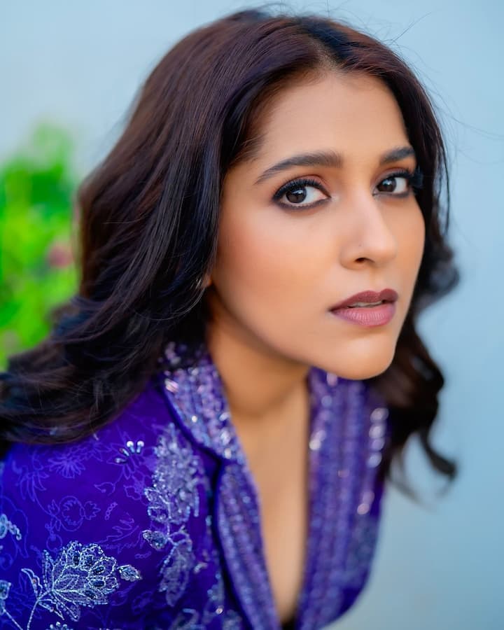 పలు టీవీ షోలతో ఆడియెన్స్ ను బాగా ఆకట్టుకుంటుంది. తన చలాకీ మాటలతో ఆహా అనిపిస్తుంటుంది. Photo Credit: Rashmi Gautam/Instagram