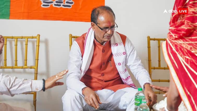 Shivraj Singh Chouhan Central Minister Campaign To Unite BJP Workers in Jharkhand Assembly Elections किसी के घर नाश्ता तो कहीं चाय की चुस्की, झारखंड में एक्टिव हुए शिवराज सिंह चौहान