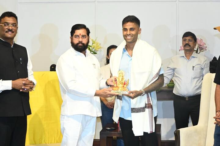 मुख्यमंत्री एकनाथ शिंदे यांनी अमिताभ बच्चन यांच्या अमर, अकबर, एन्थॉनी या चित्रपटातील डायलॉगही सभागृहात म्हणून दाखवला. विशेष म्हणजे हा डायलॉग त्यांनी सूर्याच्या कॅचसाठी बोलून दाखवला.