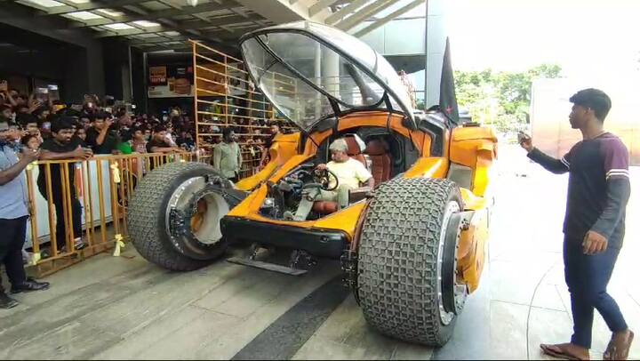 'కల్కి' సినిమాలోని బుజ్జి వాహనాన్ని కాకినాడలో ఎస్ఆర్ఎంటీ మల్టీఫ్లెక్స్ వద్ద ప్రదర్శనకు ఉంచారు.