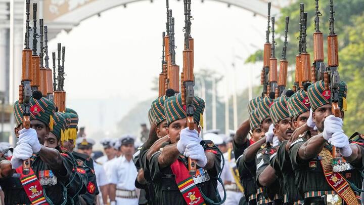 अरुण प्रकाश ने पोस्ट में ये भी कहा था कि अग्निपथ योजना ने लड़ाकू यूनिट्स पर भारी परिचालन बाधाएं डाल दी हैं. इसको लेकर सेवानिवृत्त मेजर जनरल कुलदीप सिंधु भी उनसे सहमत दिखे. उन्होंने ने कहा कि इससे उनको दो प्रतिष्ठित अमेरिकी सीनेटरों के भाषणों की याद आ गया, जिसमें उन्होंने कहा था कि यदि हम अपनी सेना को उचित रूप से सुसज्जित और भुगतान करने में सक्षम नहीं हैं, तो उन्हें युद्ध में न भेजें.