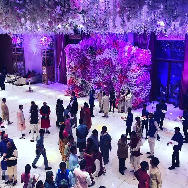 राधिका मर्चेंट का ये ससुराल 4,00,000 वर्ग फुट में फैला हुआ है. इसमें 27 मंजिलें हैं. इसमें से तीन फ्लोर पर हेलीपैड की सुविध दी गई है. साथ ही घर के छह फ्लोर्स पर कार पार्किंग, तीन दूसरी मंजिलों पर हैंगिंग गार्डन बना हुआ है.