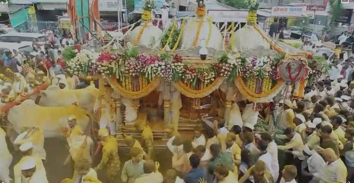 एकीकडे या आषाढी वारीमध्ये टाळ मृदुंगाचा जयघोष तर दुसरीकडे जेजुरीमध्ये वाघ्या मुरळीचा घोळ आपल्याला जेजुरीमध्ये अनुभवायला मिळतो.