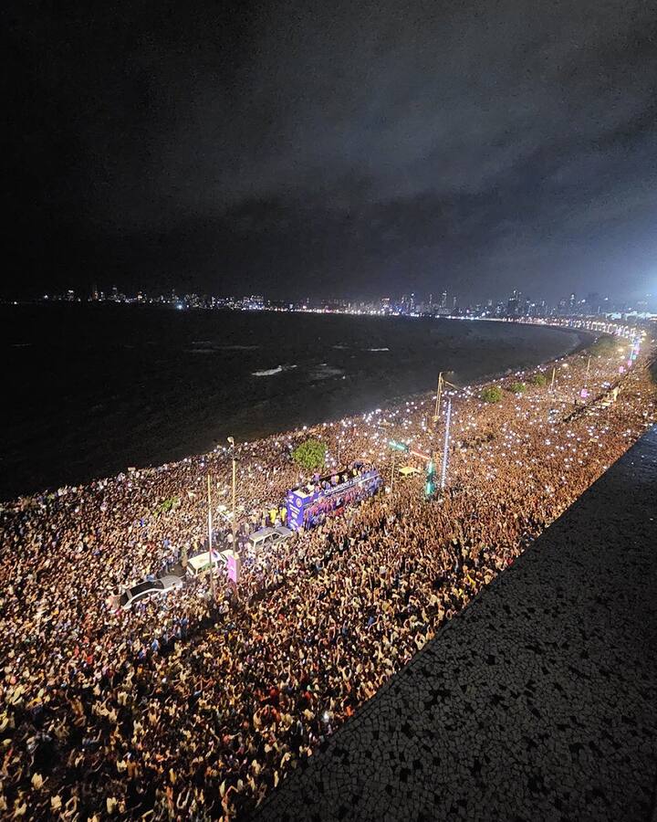 జన సునామీ.. దేశంలో క్రికెట్ ఒక మతమైతే, ఆటగాళ్లే దేవుళ్లు. అలాంటిది సుదీర్ఘ నిరీక్షణకు తెరదించుతూ తమ అభిమాన ఆటగాళ్లు, అభిమాన గణం ఊరుకుంటుందా? స్వదేశంలో కాలుమోపిన క్రికెటర్లకు ఘన స్వాగతం పలికేందుకు అభిమాన కోటి పోటెత్తింది. ఆ జన సునామీని చూసి ముంబై తీరం కూడా చిన్నపోయింది.