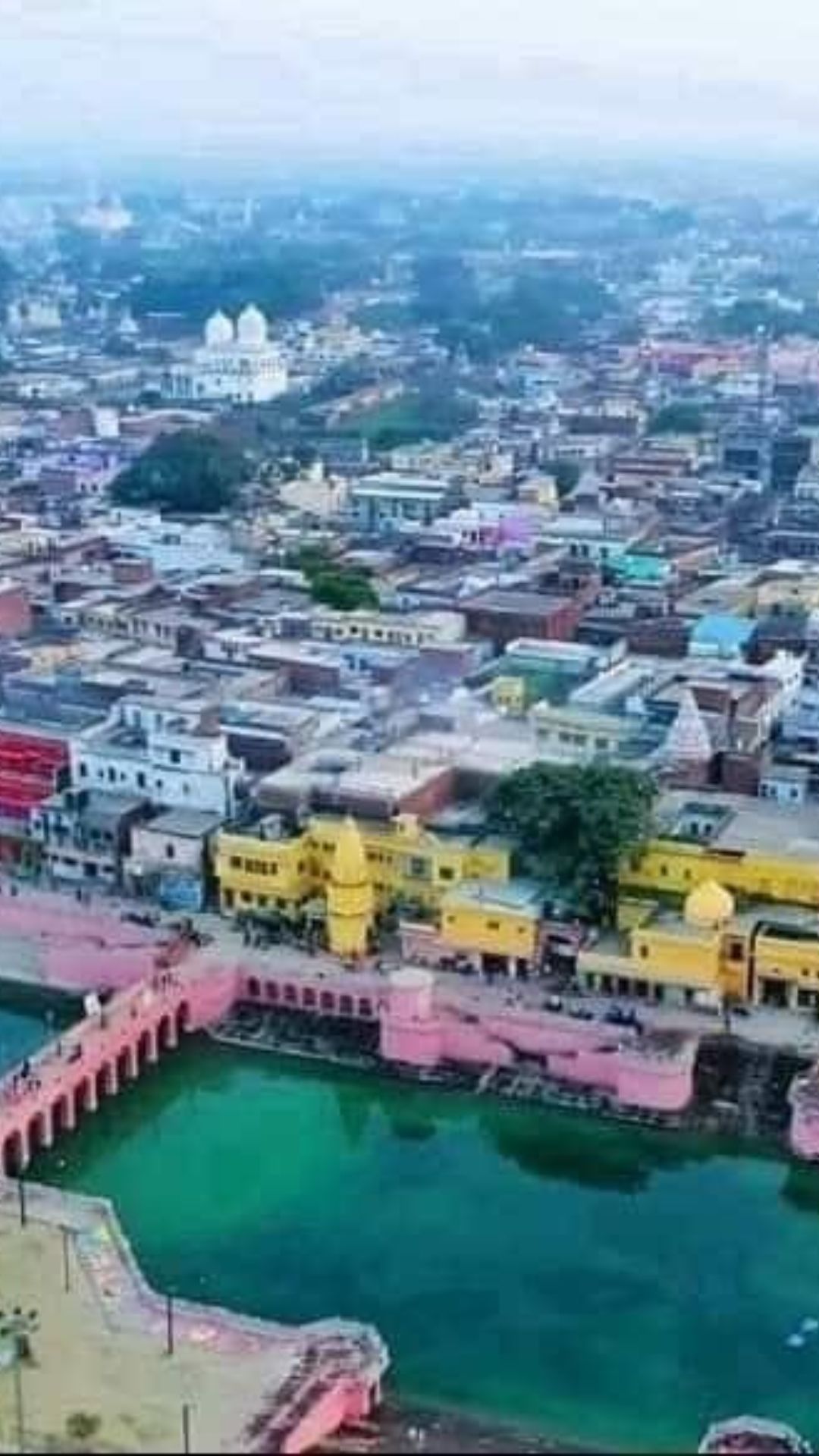 अयोध्या के राम मंदिर में लोग