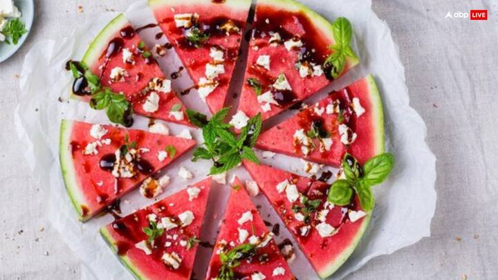 Watermelon Pizza: अगर आप भी शाम के समय टेस्टी और बिना तला हेल्थ स्नैक्स खाना चाहते हैं, तो इस घर बने स्पेशल तरबूज पिज्जा को ट्राई कर सकते हैं. यह कम समय में बनकर तैयार हो जाता है.