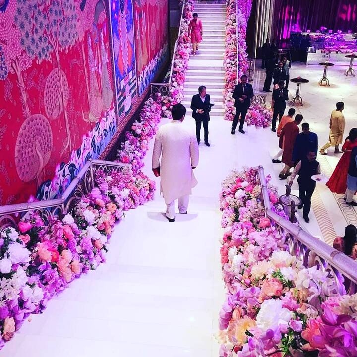 एंटीलिया में एक बड़ा सा मंदिर भी बना हुआ है. खबरों के अनुसार इसमें सोने की मूर्तियां लगाई गई है. यहां अक्सर अंबानी फैमिली त्योहार पर पूजा करती नजर आती है.