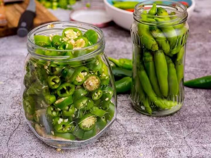 Green Chilli Pickle: ਜੇਕਰ ਤੁਸੀਂ ਵੀ ਖਾਣੇ ਦਾ ਸਵਾਦ ਦੁੱਗਣਾ ਕਰਨਾ ਚਾਹੁੰਦੇ ਹੋ, ਤਾਂ ਤੁਸੀਂ ਇਸ ਨੁਸਖੇ ਨੂੰ ਅਪਣਾ ਕੇ ਘੱਟ ਸਮੇਂ ਵਿੱਚ ਘਰ ਵਿੱਚ ਹੀ ਮਿਰਚ ਦਾ ਅਚਾਰ ਬਣਾ ਸਕਦੇ ਹੋ। ਇਸ ਨੂੰ ਬਣਾਉਣ ਦਾ ਤਰੀਕਾ ਬਹੁਤ ਆਸਾਨ ਹੈ।