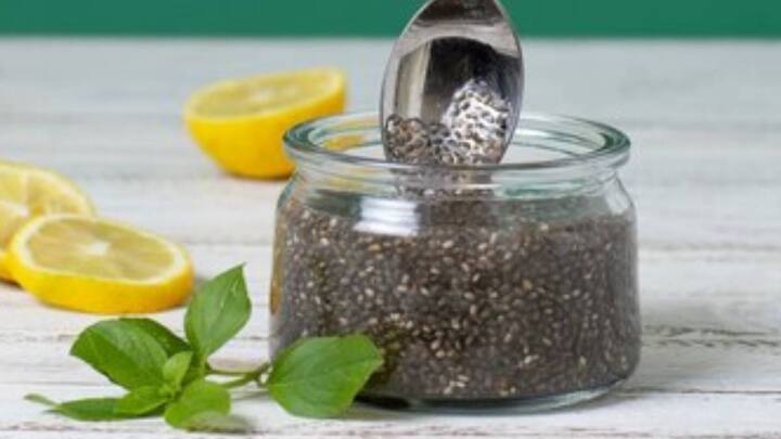 चिया सीड्स खाली पेट खाने से कई तरह के नुकसान होते हैं. इसमें भरपूर मात्रा में फाइबर होता है इसलिए इसे खाली पेट खाने से कब्ज, इंफलेमेशन और पाचन संबंधी शिकायत हो सकती है. इसलिए जब भी खाएं तो कम मात्रा में खाएं. क्योंकि एक साथ ज्यादा मात्रा में खाने से यह गला में फंस सकता है.