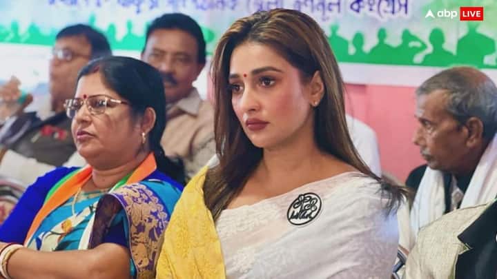 बंगाली फिल्मों की दुनिया में सायंतिका को उनकी ऐक्टिंग स्किल्स के साथ ही डांसिंग के लिए खास तौर पर पहचाना जाता है. जिसके बाद पश्चिम बंगाल के विधानसभा चुनाव 2021 के दौरान टॉलीवुड की मशहूर ऐक्ट्रेस सायंतिका बनर्जी को ममता बनर्जी की पार्टी जॉइन कर ली थी.