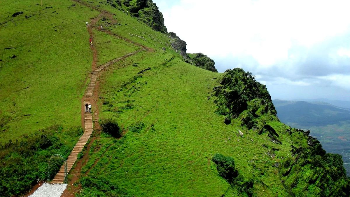 Monsoon Travel : पावसाळ्यात ट्रेकिंगची खरी मजा अनुभवा, पण सांभाळून! भारतातील 'ही' ठिकाणं मानली जातात सुरक्षित