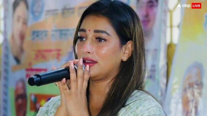 पश्चिम बंगाल विधानसभा में उपसभापति आशीष बनर्जी ने विधानसभा के एक दिवसीय विशेष सत्र के दौरान खुद को कार्यक्रम से अलग कर लिया और कहा, जब अध्यक्ष कुर्सी पर मौजूद हों तो उपाध्यक्ष द्वारा शपथ दिलाना नियमों के खिलाफ है. जिसके बाद बिमान बनर्जी ने टीएमसी विधायक सायंतिका बनर्जी को सदन में बुलाया और शपथ दिलाई.