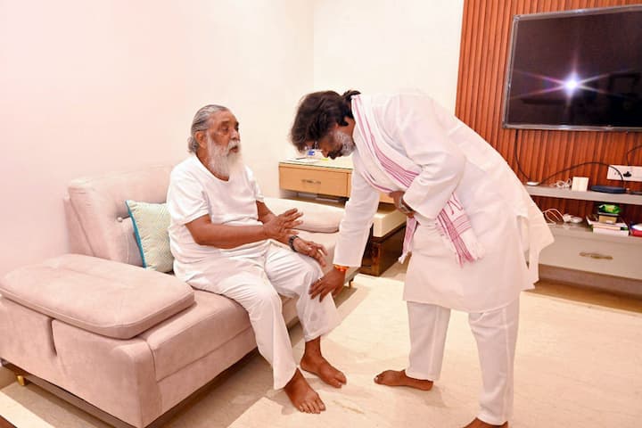 चूंकि, सियासी हालात ऐसे रहे कि चंपई सोरेन नाखुशी जाहिर न कर सके. उनकी मायूसी इसी से समझी जा सकती थी कि वह हेमंत सोरेन की बुलाई बैठक में हिस्सा लेने के लिए जेएमएम नेता के घर पर बैक डोर से पहुंचे.