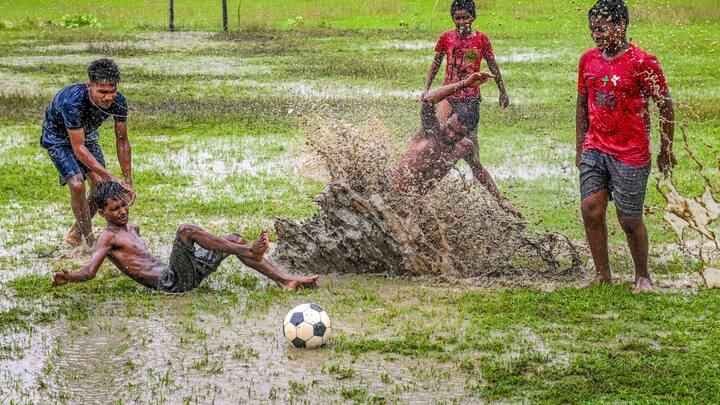 আজ শুক্রবার দার্জিলিং, কালিম্পং, কোচবিহার, আলিপুরদুয়ার, জলপাইগুড়িতে ভারী থেকে অতি ভারী বৃষ্টির সতর্কতা জারি করা হয়েছে। জারি লাল সতর্কতা। উত্তর দিনাজপুরেও ভারী বৃষ্টির হলুদ সতর্কতা জারি করা হয়েছে।