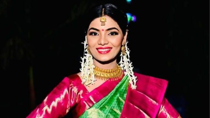 नेहा सिंह राठौर एक भोजपुरी गायिका हैं जो अपने गाने 'यूपी में का बा' से काफी चर्चा में आईं. हाल ही में वह टीम इंडिया के स्वागत में उमड़ी भीड़ भड़कने को लेकर चर्चा में हैं.