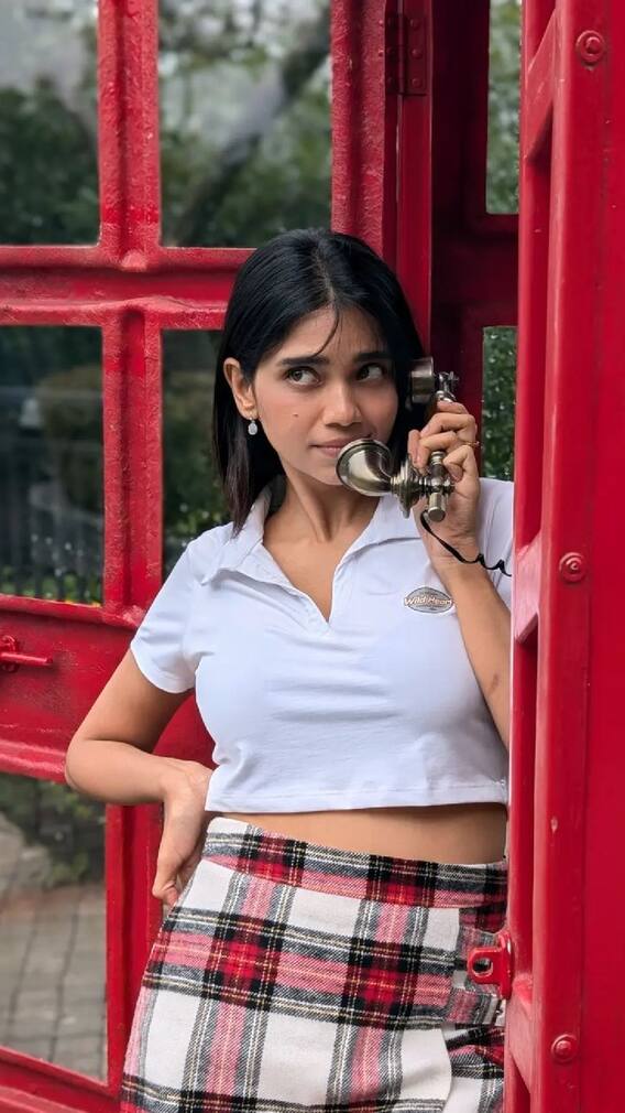 'मुंज्या' फेम अभिनेत्रीचं फोनबुथ वर 'कमाल' फोटोशूट!