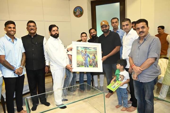 कर्णधार रोहित शर्मासह सूर्यकुमार यादव, शिवम दुबे आणि यशस्वी जैस्वाल यांचं स्वागत करताना मुख्यमंत्री एकनाथ शिंदे यांनी विधिमंडळ सभागृहात धुव्वादार फलंदाजी केली. यावेळी, कधी गाणं तर कधी चित्रपटातील डायलॉग मारुन सभागृह गाजवलं.