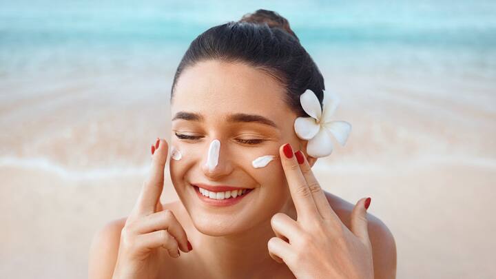 Additionally, wear sunscreen daily to protect your skin from harmful UV rays. Choose a Vitamin C gel sunscreen with SPF 60 PA+++ for broad-spectrum protection that is lightweight, ultra-hydrating, and free from harmful chemicals. (Image Source: Canva)