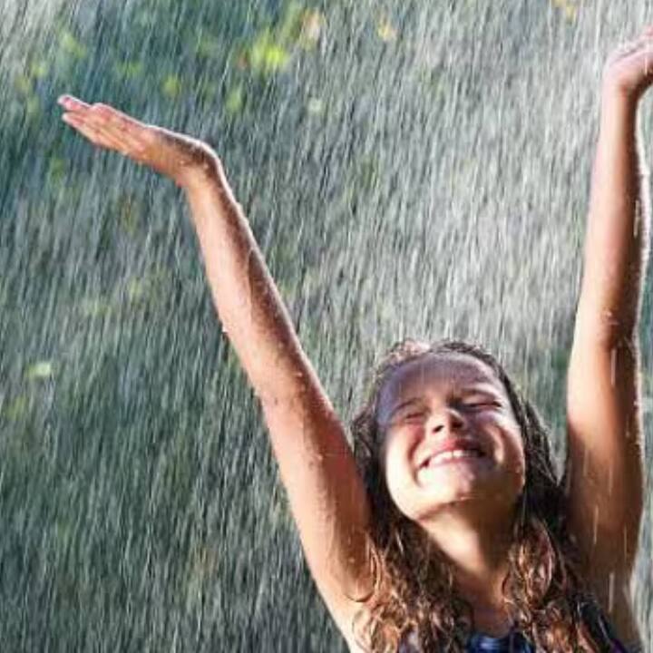 ਬਹੁਤ ਸਾਰੇ ਲੋਕ ਮੀਂਹ ਦੇ ਪਾਣੀ ਵਿੱਚ ਨਹਾਉਣਾ ਪਸੰਦ ਕਰਦੇ ਹਨ। ਪਰ ਕੁਝ ਲੋਕਾਂ ਦਾ ਮੰਨਣਾ ਹੈ ਕਿ ਮੀਂਹ ਦੇ ਪਾਣੀ ਵਿੱਚ ਨਹਾਉਣ ਨਾਲ ਸਿਹਤ ਨੂੰ ਨੁਕਸਾਨ ਹੋ ਸਕਦਾ ਹੈ। ਜਿਵੇਂ ਕਿ ਮੀਂਹ ਦੇ ਪਾਣੀ ਵਿੱਚ ਭਿੱਜ ਜਾਣ ਕਾਰਨ ਵਾਲਾਂ ਜਾਂ ਚਮੜੀ ਨਾਲ ਜੁੜੀਆਂ ਸਮੱਸਿਆਵਾਂ। ਕਿਉਂਕਿ ਬਹੁਤ ਸਾਰੇ ਲੋਕਾਂ ਨੂੰ ਮੀਂਹ ਵਿੱਚ ਭਿੱਜਣ ਕਾਰਨ ਖਾਰਸ਼ ਅਤੇ ਧੱਫੜ ਦੀ ਸਮੱਸਿਆ ਹੁੰਦੀ ਹੈ। ਅਜਿਹੇ 'ਚ ਸਵਾਲ ਇਹ ਉੱਠਦਾ ਹੈ ਕਿ ਕੀ ਸੱਚਮੁੱਚ ਮੀਂਹ ਦੇ ਪਾਣੀ 'ਚ ਭਿੱਜਣਾ ਚਾਹੀਦਾ ਹੈ ਜਾਂ ਨਹੀਂ, ਆਓ ਜਾਣਦੇ ਹਾਂ ਇਸ ਬਾਰੇ ਮਾਹਿਰਾਂ ਤੋਂ।