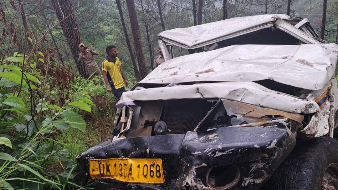 उत्तराखंड में 100 मीटर गहरी खाई में गिरी अनियंत्रित मैक्स, दर्दनाक हादसे में दो लोगों की मौत Uttarakhand Road accident two people died many injured in Rudraprayag after car fell into a ditch ann उत्तराखंड में 100 मीटर गहरी खाई में गिरी अनियंत्रित मैक्स, दर्दनाक हादसे में दो लोगों की मौत