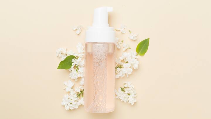 Use a gentle cleanser that is free from harsh chemicals like parabens and sulfates to avoid irritation. (Image Source: Canva)