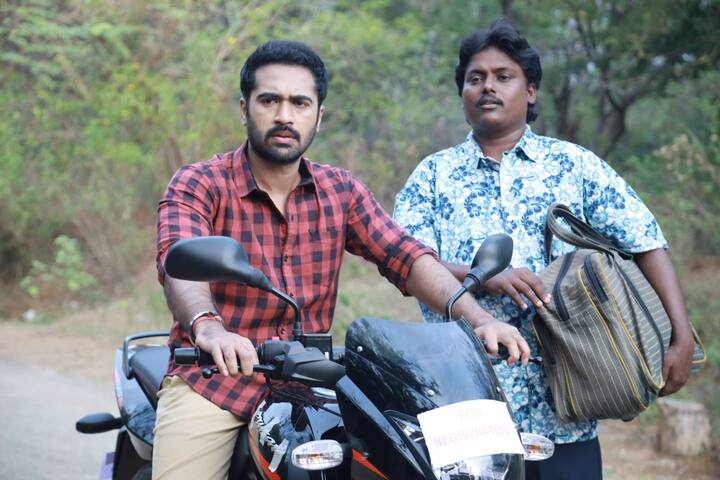 பார்க் எனும் இப்படத்தை E.K.முருகன் இயக்கியுள்ளார். அக்ஷயா மூவி மேக்கர்ஸ் சார்பாக லயன் E.நடராஜ் பார்க் படத்தைத் தயாரித்துள்ளார்.